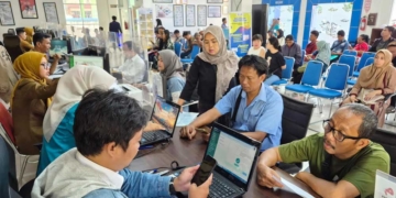 Warga Berbondong-Bondong Mendatangi Disdukcapil Kota Cirebon Untuk Mengubah Status Pekerjaan.