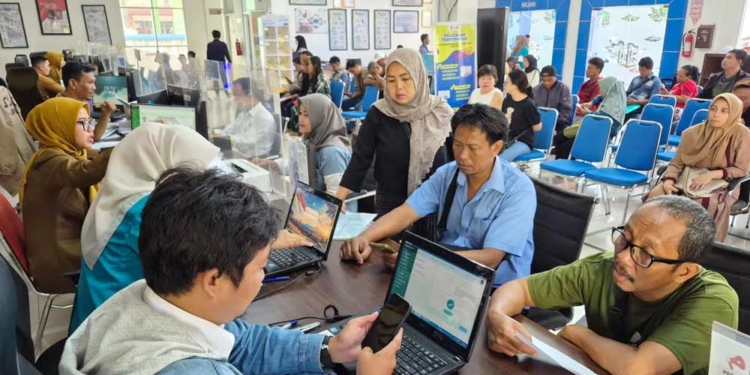 Kejar Bansos, Warga Kota Cirebon Ramai-ramai Ubah Status Pekerjaan di KTP untuk Ubah Desil 6 Warga Berbondong-Bondong Mendatangi Disdukcapil Kota Cirebon Untuk Mengubah Status Pekerjaan.