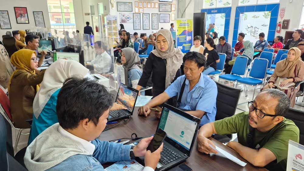 Kejar Bansos, Warga Kota Cirebon Ramai-ramai Ubah Status Pekerjaan di KTP untuk Ubah Desil 1 Warga Berbondong-Bondong Mendatangi Disdukcapil Kota Cirebon Untuk Mengubah Status Pekerjaan.