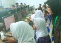 Mahasiswa Uin Siber Cirebon, Aulia Rahmi, Mendampingi Pembelajaran Tik Bagi Siswa Sekolah Indonesia Kota Kinabalu (Sikk), Malaysia, Dalam Kegiatan Praktik Pengalaman Lapangan (Plp) Internasional.