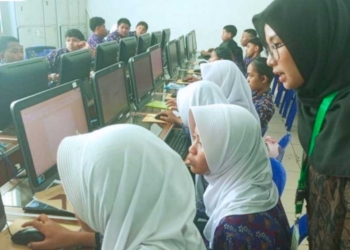 Mahasiswa Uin Siber Cirebon, Aulia Rahmi, Mendampingi Pembelajaran Tik Bagi Siswa Sekolah Indonesia Kota Kinabalu (Sikk), Malaysia, Dalam Kegiatan Praktik Pengalaman Lapangan (Plp) Internasional.