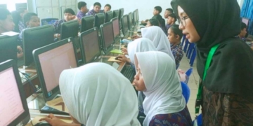 Mahasiswa UIN Siber Cirebon Dampingi Pembelajaran Literasi Digital di Malaysia 7 Mahasiswa Uin Siber Cirebon, Aulia Rahmi, Mendampingi Pembelajaran Tik Bagi Siswa Sekolah Indonesia Kota Kinabalu (Sikk), Malaysia, Dalam Kegiatan Praktik Pengalaman Lapangan (Plp) Internasional.