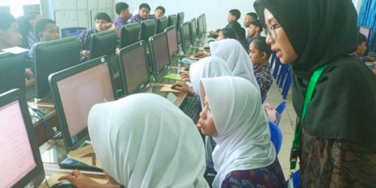 Mahasiswa Uin Siber Cirebon, Aulia Rahmi, Mendampingi Pembelajaran Tik Bagi Siswa Sekolah Indonesia Kota Kinabalu (Sikk), Malaysia, Dalam Kegiatan Praktik Pengalaman Lapangan (Plp) Internasional.