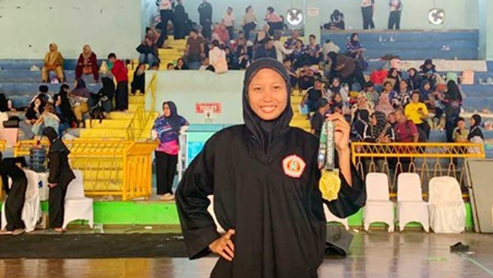 Mahasiswi HTNI UIN Siber Cirebon Raih Juara 2 Pencak Silat Nasional 1 Mahasiswi Program Studi Htni Uin Siber Cirebon, Hazar Adni Abdillah, Meraih Juara 2 Kategori Tanding Dewasa Kelas B Putri 50–55 Kilogram Pada Kejuaraan Pencak Silat Kesultanan Kanoman Cirebon Championship 2026.
