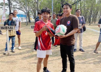 KONI Kabupaten Cirebon Targetkan Emas Bola Voli di Porprov 2026 1 Ketua Koni Kabupaten Cirebon, H Agus Kurniawan Budiman (Kanan) Saat Membuka Turnamen Di Salah Satu Daerah Di Kabupaten Cirebon.