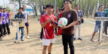 KONI Kabupaten Cirebon Targetkan Emas Bola Voli di Porprov 2026 7 Ketua Koni Kabupaten Cirebon, H Agus Kurniawan Budiman (Kanan) Saat Membuka Turnamen Di Salah Satu Daerah Di Kabupaten Cirebon.