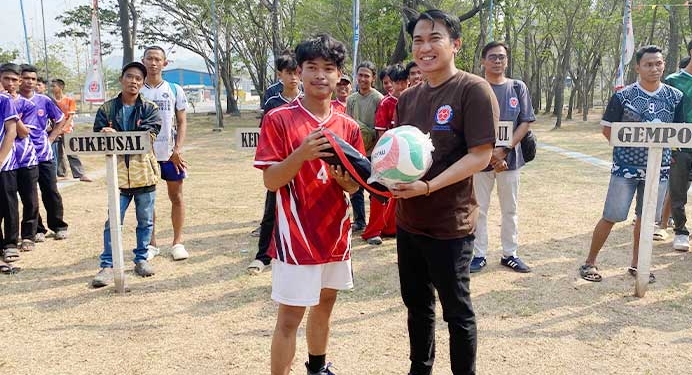 Ketua Koni Kabupaten Cirebon, H Agus Kurniawan Budiman (Kanan) Saat Membuka Turnamen Di Salah Satu Daerah Di Kabupaten Cirebon.