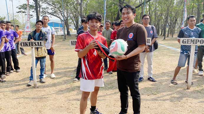 KONI Kabupaten Cirebon Targetkan Emas Bola Voli di Porprov 2026 1 Ketua Koni Kabupaten Cirebon, H Agus Kurniawan Budiman (Kanan) Saat Membuka Turnamen Di Salah Satu Daerah Di Kabupaten Cirebon.