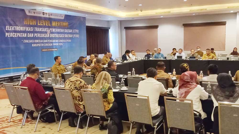 Bupati Cirebon Imron Dorong Percepatan ETPD 1 Suasana High Level Meeting Etpd Dan P2Dd Dalam Rangka Evaluasi Kinerja Dan Penguatan Strategi Tp2Dd Kabupaten Cirebon 2026 Di Salah Satu Hotel Di Kecamatan Kedawung, Senin, 19 Oktober 2026.