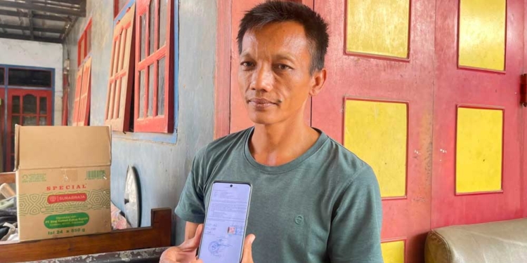 Mantan Plt Kuwu Setu Kulon, Tanto Taufik Hidayat, Menunjukan Foto Surat Pernyataan Utang Garapan Yang Ditandatangani Dirinya Dan Ketua Bpd, Rabu, 30 September 2026.