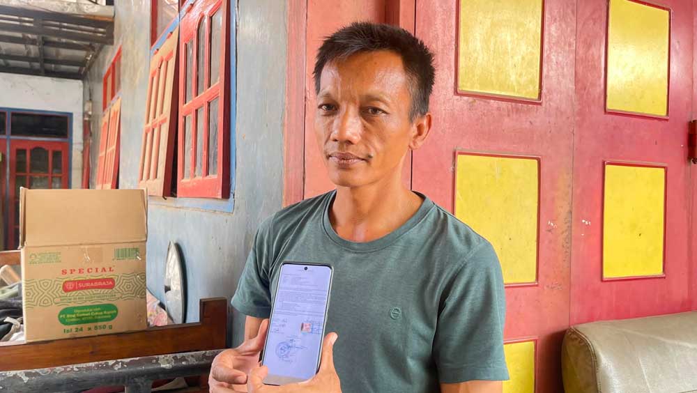 Mantan Plt Kuwu Setu Kulon Soroti Rencana Lelang TKD 1 Mantan Plt Kuwu Setu Kulon, Tanto Taufik Hidayat, Menunjukan Foto Surat Pernyataan Utang Garapan Yang Ditandatangani Dirinya Dan Ketua Bpd, Rabu, 30 September 2026.