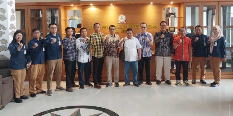 Komisi I Dprd Kota Cirebon Foto Bersama Komisioner Kpu Kota Cirebon Usai Rapat Dengar Pendapat.