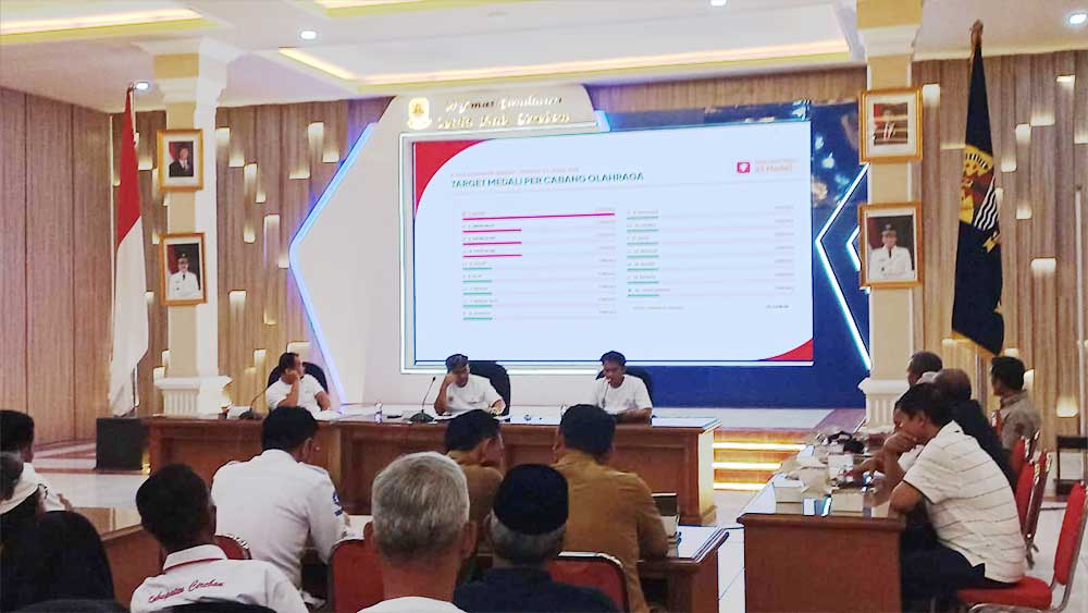 Siapkan Bonus Rp100 Juta, Bupati Cirebon Targetkan 22 Emas di Porprov Jawa Barat 1 Suasana Rapat Persiapan Dan Pemantapan Target Perolehan Medali Porprov Xv Jawa Barat 2026 Di Ruang Nyimas Gandasari, Kantor Sekretariat Daerah Kabupaten Cirebon, Selasa, 20 Oktober 2026.