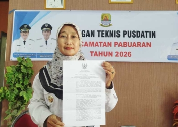 Bupati Cirebon Terbitkan SK Pemberhentian Sementara Kuwu Hulubanteng 1 Camat Pabuaran, Eka Yunilistianingsih, Menunjukan Surat Pemberhentian Sementara Kuwu Hulubanteng, Rabu, 21 Oktober 2026.