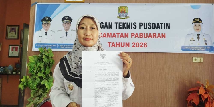 Camat Pabuaran, Eka Yunilistianingsih, Menunjukan Surat Pemberhentian Sementara Kuwu Hulubanteng, Rabu, 21 Oktober 2026.