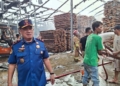 Gudang Kayu Cirebon Furnitur di Plered Terbakar, Kerugian Rp750 Juta 2 Petugas Pemadam Kebakaran Kabupaten Cirebon Dan Sejumlah Warga Berjibaku Memadamkan Api Yang Membakar Gudang Kayu Milik Cirebon Furnitur Di Desa Pangkalan, Kecamatan Plered, Kabupaten Cirebon Pada Senin, 26 Oktober 2026 Sekitar Pukul 13.42 Wib.