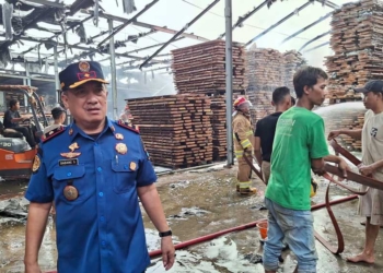 Petugas Pemadam Kebakaran Kabupaten Cirebon Dan Sejumlah Warga Berjibaku Memadamkan Api Yang Membakar Gudang Kayu Milik Cirebon Furnitur Di Desa Pangkalan, Kecamatan Plered, Kabupaten Cirebon Pada Senin, 26 Oktober 2026 Sekitar Pukul 13.42 Wib.