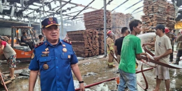 Petugas Pemadam Kebakaran Kabupaten Cirebon Dan Sejumlah Warga Berjibaku Memadamkan Api Yang Membakar Gudang Kayu Milik Cirebon Furnitur Di Desa Pangkalan, Kecamatan Plered, Kabupaten Cirebon Pada Senin, 26 Oktober 2026 Sekitar Pukul 13.42 Wib.