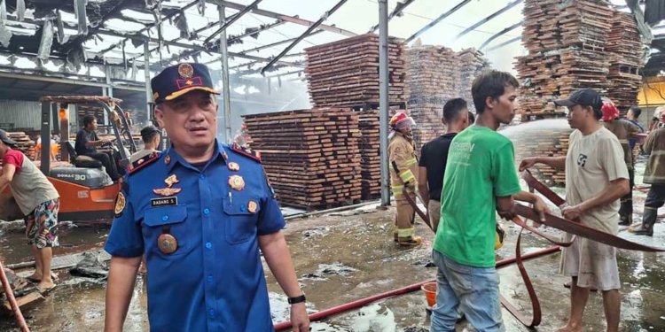 Gudang Kayu Cirebon Furnitur di Plered Terbakar, Kerugian Rp750 Juta 6 Petugas Pemadam Kebakaran Kabupaten Cirebon Dan Sejumlah Warga Berjibaku Memadamkan Api Yang Membakar Gudang Kayu Milik Cirebon Furnitur Di Desa Pangkalan, Kecamatan Plered, Kabupaten Cirebon Pada Senin, 26 Oktober 2026 Sekitar Pukul 13.42 Wib.