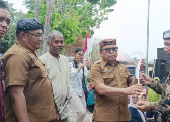 Desa Jemaras Kidul Jadi Lokasi GSMS, Dorong Pelestarian Seni Tradisi Cirebon 1 Asisten Daerah I Pemkab Cirebon, Mochamad Syafudin Didampingi Kuwu Jemaras Kidul, Isgiantoro Dan Kepala Disbudpar Kabupaten Cirebon, Fajar Saat Memberikan Sebuah Golok Kepada Perwakilan Kementrian Kebudayaan Dan Pariwisata Ri, Selasa, 26 Oktober 2026.