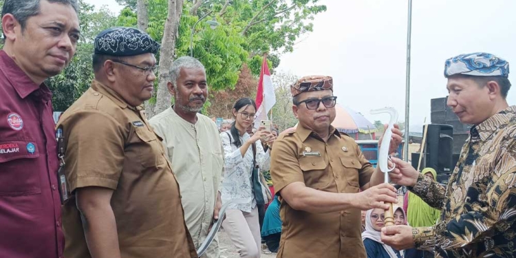 Desa Jemaras Kidul Jadi Lokasi GSMS, Dorong Pelestarian Seni Tradisi Cirebon 6 Asisten Daerah I Pemkab Cirebon, Mochamad Syafudin Didampingi Kuwu Jemaras Kidul, Isgiantoro Dan Kepala Disbudpar Kabupaten Cirebon, Fajar Saat Memberikan Sebuah Golok Kepada Perwakilan Kementrian Kebudayaan Dan Pariwisata Ri, Selasa, 26 Oktober 2026.