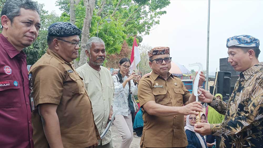 Desa Jemaras Kidul Jadi Lokasi GSMS, Dorong Pelestarian Seni Tradisi Cirebon 1 Asisten Daerah I Pemkab Cirebon, Mochamad Syafudin Didampingi Kuwu Jemaras Kidul, Isgiantoro Dan Kepala Disbudpar Kabupaten Cirebon, Fajar Saat Memberikan Sebuah Golok Kepada Perwakilan Kementrian Kebudayaan Dan Pariwisata Ri, Selasa, 26 Oktober 2026.