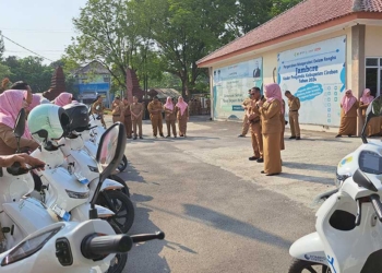 Kepala Dinkes Kabupaten Cirebon, Hj Eni Suhaeni, Saat Menyalurkan 15 Unit Sepeda Motor Listrik Bantuan Komipo Untuk Mendukung Mobilitas Petugas Dalam Penelusuran Dan Penanganan Kasus Tb Dan Kusta, Senin, 5 Oktober 2026.