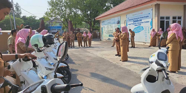 Kepala Dinkes Kabupaten Cirebon, Hj Eni Suhaeni, Saat Menyalurkan 15 Unit Sepeda Motor Listrik Bantuan Komipo Untuk Mendukung Mobilitas Petugas Dalam Penelusuran Dan Penanganan Kasus Tb Dan Kusta, Senin, 5 Oktober 2026.