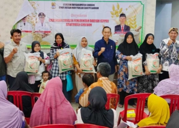 Pemkab Cirebon Salurkan 16,83 Ton Beras untuk Warga di Delapan Desa Rentan Pangan 1 Pemkab Cirebon Saat Menyalurkan Bantuan Beras Kepada Keluarga Rentan Secara Ekonomi Di Salah Satu Desa Di Kabupaten Cirebon.