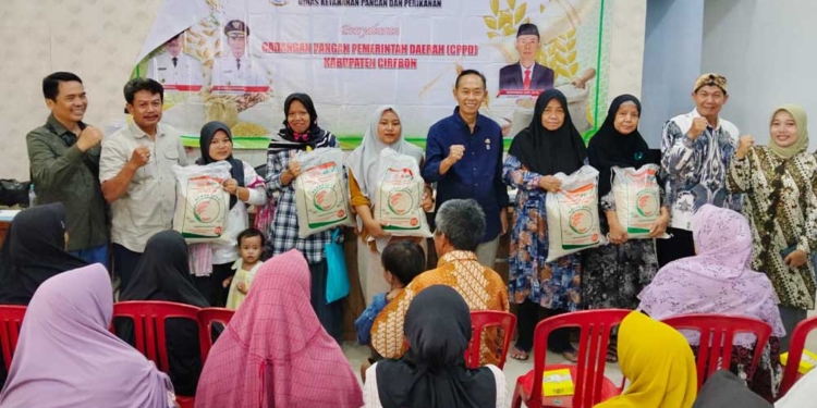 Pemkab Cirebon Salurkan 16,83 Ton Beras untuk Warga di Delapan Desa Rentan Pangan 6 Pemkab Cirebon Saat Menyalurkan Bantuan Beras Kepada Keluarga Rentan Secara Ekonomi Di Salah Satu Desa Di Kabupaten Cirebon.