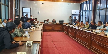 DPRD Kabupaten Cirebon Fasilitasi Audiensi Warga Trusmiland dan Pengembang 7 Suasana Audiensi Kedua Antara Warga Perumahan Trusmiland Klayan 5 Dan Pt Raja Sukses Propertindo (Rsp) Yang Difasilitasi Komisi Iii Dprd Kabupaten Cirebon, Selasa, 20 Oktober 2026.*