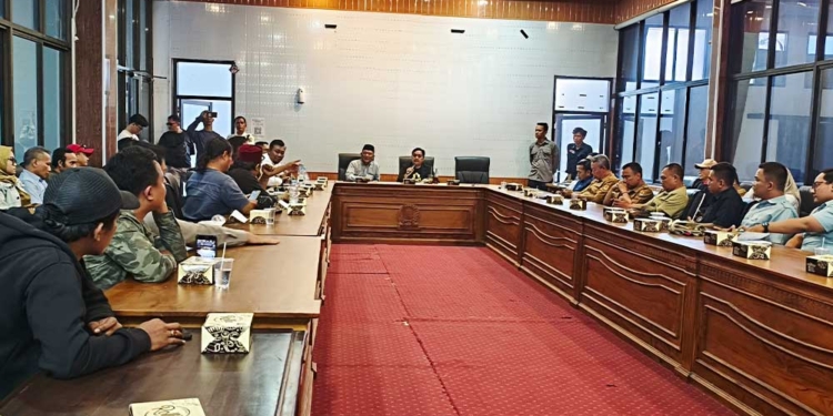 DPRD Kabupaten Cirebon Fasilitasi Audiensi Warga Trusmiland dan Pengembang 6 Suasana Audiensi Kedua Antara Warga Perumahan Trusmiland Klayan 5 Dan Pt Raja Sukses Propertindo (Rsp) Yang Difasilitasi Komisi Iii Dprd Kabupaten Cirebon, Selasa, 20 Oktober 2026.*