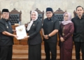 DPRD Kabupaten Cirebon Segera Bahas Raperda Merger BKC-BCJ 5 Foto Bersama Usai Sidang Paripurna Dprd Kabupaten Cirebon Pandangan Bupati Cirebon Tentang Raperda Penggabungan Perusahaan Perseroan Daerah Bpr Kabupaten Cirebon Dan Perusahaan Perseroan Daerah Bpr Cirebon Jawa Barat, Senin, 26 Oktober 2026.