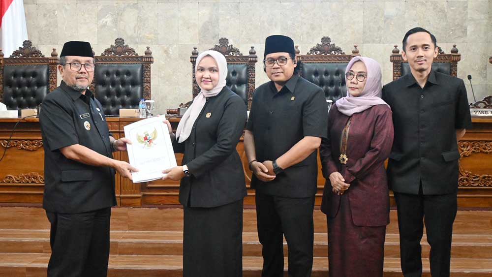 DPRD Kabupaten Cirebon Segera Bahas Raperda Merger BKC-BCJ 1 Foto Bersama Usai Sidang Paripurna Dprd Kabupaten Cirebon Pandangan Bupati Cirebon Tentang Raperda Penggabungan Perusahaan Perseroan Daerah Bpr Kabupaten Cirebon Dan Perusahaan Perseroan Daerah Bpr Cirebon Jawa Barat, Senin, 26 Oktober 2026.