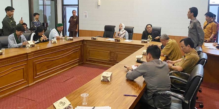 Ketua DPRD Kabupaten Cirebon Sophi Zulfia Terima Audiensi HMI, Bahas Tiga Tuntutan 6 Suasana Audiensi Hmi Cabang Cirebon Dengan Ketua Dprd Kabupaten Cirebon, Sophi Zulfia, Selasa, 6 Oktober 2026.