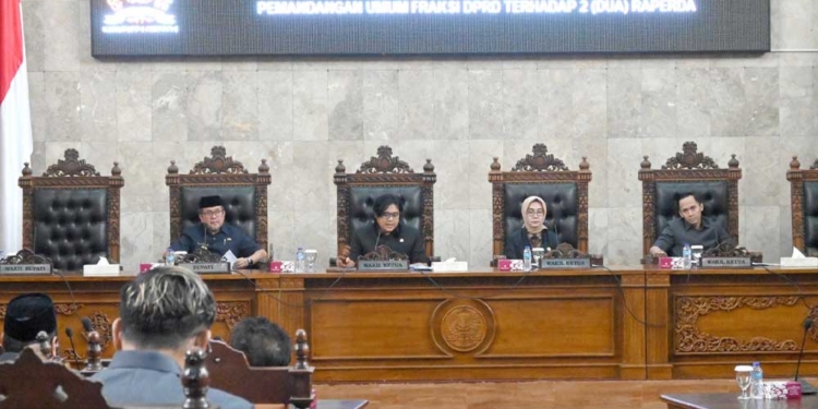 Bupati Imron Harapkan Sinergi DPRD Kabupaten Cirebon dalam Pembahasan Merger Dua BPR 6 Suasana Rapat Paripurna Dprd Kabupaten Cirebon Membahas Penggabungan Bpr Cirebon (Bkc) Dan Bpr Cirebon Jawa Barat (Bcj), Rabu, 28 Oktober 2026.
