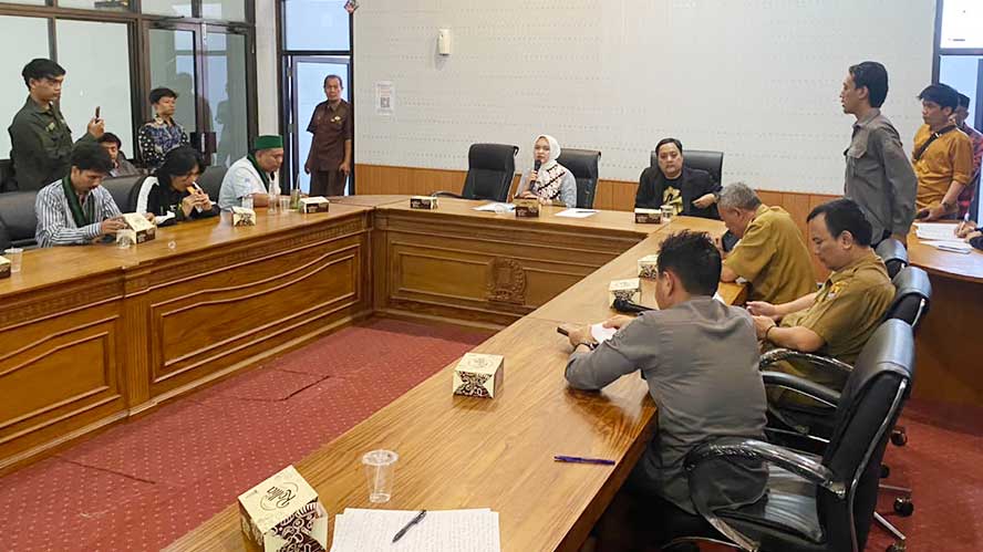 Ketua DPRD Kabupaten Cirebon Sophi Zulfia Terima Audiensi HMI, Bahas Tiga Tuntutan 1 Suasana Audiensi Hmi Cabang Cirebon Dengan Ketua Dprd Kabupaten Cirebon, Sophi Zulfia, Selasa, 6 Oktober 2026.