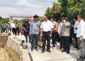 Bupati Cirebon, H Imron Saat Mendampingi Direktur Jenderal Lahan Dan Irigasi Pertanian Kementerian Pertanian, Hermanto, Meninjau Pelaksanaan Program Upland Di Kecamatan Sedong, Sabtu, 10 Oktober 2026.