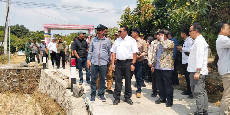 Bupati Cirebon, H Imron Saat Mendampingi Direktur Jenderal Lahan Dan Irigasi Pertanian Kementerian Pertanian, Hermanto, Meninjau Pelaksanaan Program Upland Di Kecamatan Sedong, Sabtu, 10 Oktober 2026.