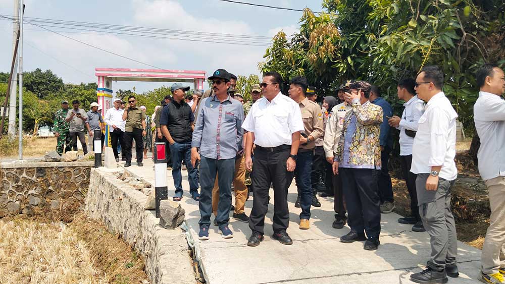 Dorong Pengembangan Agribisnis Gedong Gincu, Bupati Cirebon Tekankan Peningkatan Nilai Ekonomi 1 Bupati Cirebon, H Imron Saat Mendampingi Direktur Jenderal Lahan Dan Irigasi Pertanian Kementerian Pertanian, Hermanto, Meninjau Pelaksanaan Program Upland Di Kecamatan Sedong, Sabtu, 10 Oktober 2026.