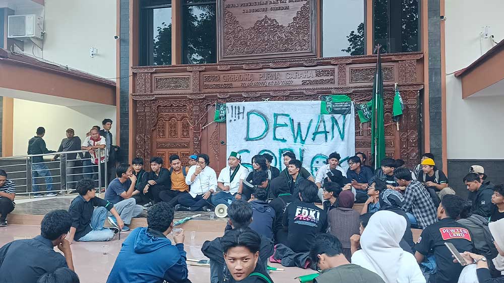 HMI Segel Pintu Gedung DPRD Kabupaten Cirebon, Soroti Anggaran dan Tunjangan Dewan 2 Foto: Gedung Dprd Kabupaten Cirebon Disegel 1 - Suara Cirebon