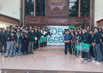 HMI Segel Pintu Gedung DPRD Kabupaten Cirebon, Soroti Anggaran dan Tunjangan Dewan 7 Hmi Segel Pintu Gedung Dprd Kabupaten Cirebon, Soroti Anggaran Dan Tunjangan Dewan