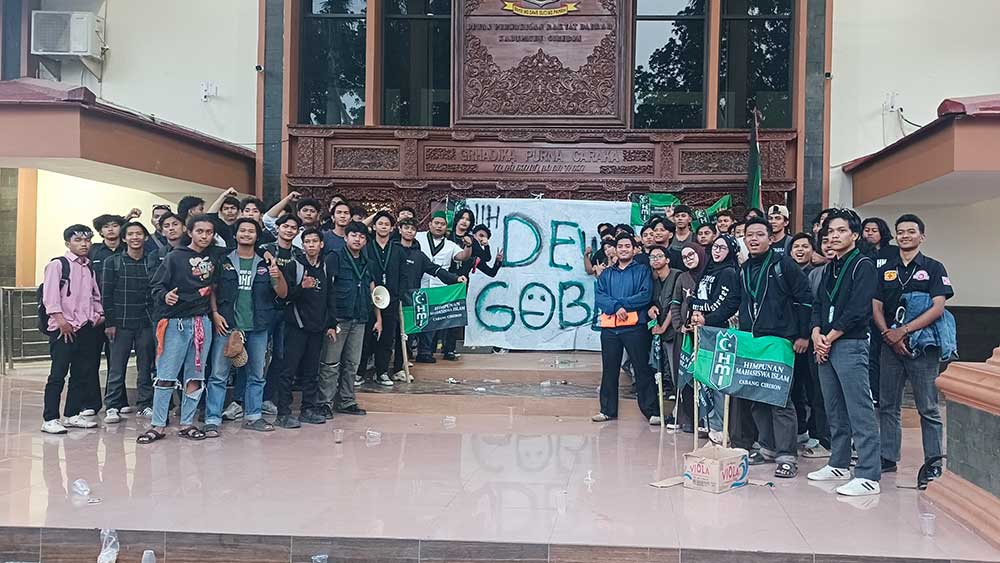 HMI Segel Pintu Gedung DPRD Kabupaten Cirebon, Soroti Anggaran dan Tunjangan Dewan 1 Hmi Segel Pintu Gedung Dprd Kabupaten Cirebon, Soroti Anggaran Dan Tunjangan Dewan