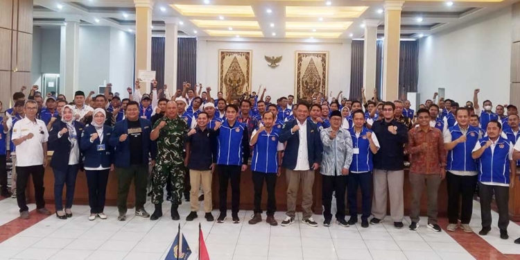 Eka Wildanu Kembali Pimpin Karang Taruna Kabupaten Cirebon, Wabup Jigus Titip Pembinaan Pemuda 6 Foto Bersama Dalam Acara Tkkt Vi Yang Digelar Di Ruang Nyimas Gandasari, Setda Kabupaten Cirebon, Sabtu, 10 Oktober 2026.