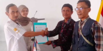 Eka Wildanu Mengembalikan Dokumen Persyaratan Pendaftaran Calon Ketua Karang Taruna Kabupaten Cirebon.