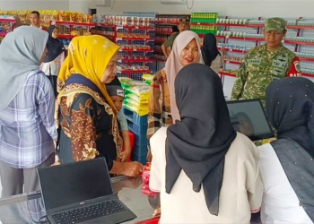 Sejumlah Warga Berbelanja Di Kdmp Prajawinangun Kulon, Kecamatan Kaliwedi, Kabupaten Cirebon, Usai Resmi Dibuka Pada Kamis, 29 Oktober 2026.