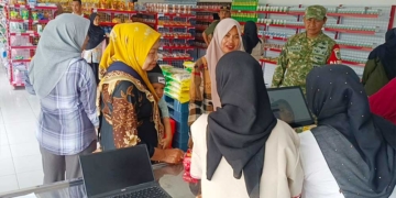 Sejumlah Warga Berbelanja Di Kdmp Prajawinangun Kulon, Kecamatan Kaliwedi, Kabupaten Cirebon, Usai Resmi Dibuka Pada Kamis, 29 Oktober 2026.