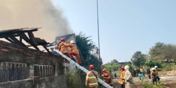 Rumah Kosong di Sutawinangun Terbakar, 385 Meter Persegi Hangus 7 Petugas Pemadam Kebakaran Kabupaten Cirebon Berjibaku Memadamkan Api Yang Membakar Sebuah Rumah Kosong Milik Csb Mall Di Jalan Sutawinangun, Gang Tawekal, Rt 003/Rw 006, Desa Sutawinangun, Kecamatan Kedawung, Selasa, 13 Oktober 2026.