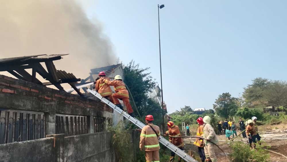 Rumah Kosong di Sutawinangun Terbakar, 385 Meter Persegi Hangus 1 Petugas Pemadam Kebakaran Kabupaten Cirebon Berjibaku Memadamkan Api Yang Membakar Sebuah Rumah Kosong Milik Csb Mall Di Jalan Sutawinangun, Gang Tawekal, Rt 003/Rw 006, Desa Sutawinangun, Kecamatan Kedawung, Selasa, 13 Oktober 2026.