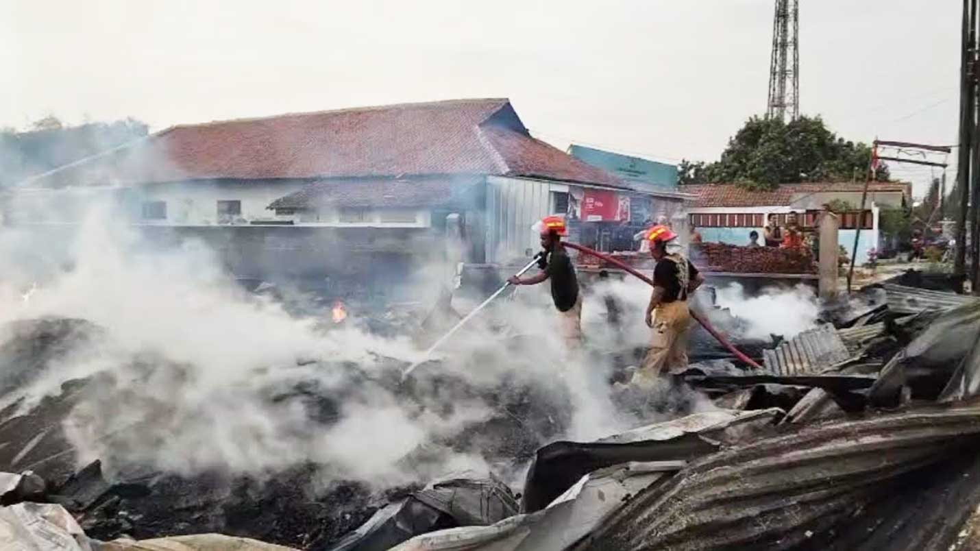 Penyebab Kebakaran Gudang Kayu di Desa Karangsari Cirebon Masih Diselidiki 1 Petugas Pemadam Kebakaran Saat Melakukan Pendinginan Pasca Terbakarnya Gudang Kayu Di Desa Karangsari, Kecamatan Weru, Kabupaten Cirebon, Minggu, 25 Oktober 2026.